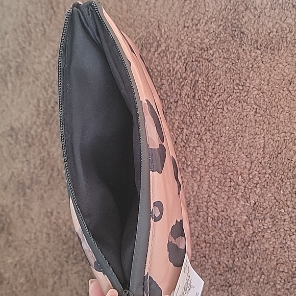 Update* 6 Leopard Print Clutch - Picture 3 of 6